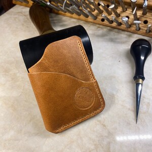 Cartera/tarjetero de cuero hecho a mano: cuero de plena flor, curtido vegetal, cosido a mano.