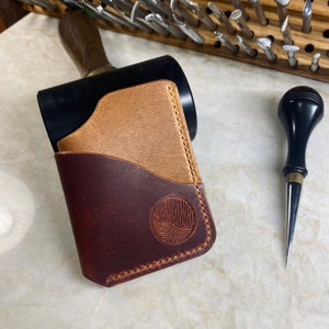 Cartera/tarjetero de cuero hecho a mano: cuero de plena flor, curtido vegetal, cosido a mano.
