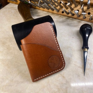 Cartera/tarjetero de cuero hecho a mano: cuero de plena flor, curtido vegetal, cosido a mano.