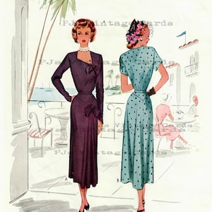 Puede incluir: Dos mujeres con vestidos, una con un vestido morado oscuro con un lazo y la otra con un vestido de lunares azul verdoso. Las mujeres están de pie en un patio con vista al mar.