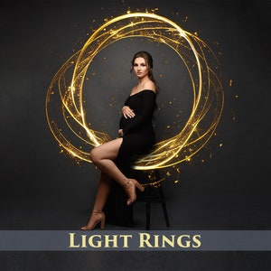 Puede incluir: Una mujer con un vestido negro se sienta en un taburete con un efecto de anillo de luz dorado detrás de ella. El texto "LIGHT RINGS" está en la parte inferior de la imagen.