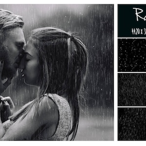 Op de afbeelding: Een zwart-witfoto van een stel dat elkaar kust in de regen. De afbeelding is korrelig en heeft een vintage uitstraling.