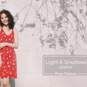 Peut inclure: Une femme portant une robe rouge à fleurs se tient devant un mur blanc avec des ombres de plantes projetées dessus. Le texte "Light & Shadows plants - Photo Overlays" est sur un rectangle gris.
