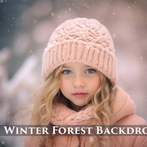 Puede incluir: Una niña joven con cabello rubio que lleva un gorro de punto rosa y una bufanda de punto rosa, de pie en un bosque nevado. El texto "WINTER FOREST BACKDROP" es visible en la parte inferior de la imagen.