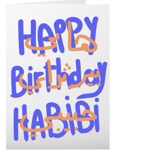 以下が含まれることがあります： 「HAPPY Birthday HABIBI」の文字が青とオレンジで書かれた白いグリーティングカード。カードの内側は空白で、あらゆる機会に適しています。デザインはシンプルでモダンです。
