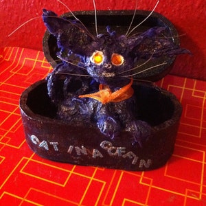 Gato em um caixão gótico peculiar