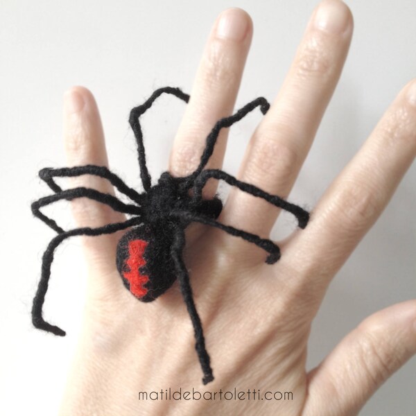 Black widow spider handmade needle felt ring in Acrylic fibers wool. Fashion jewelry. Needle felting gift