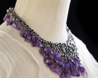 Collar modernista, collar brutalista con trozos de amatista y piedras preciosas con flecos, gran declaración.