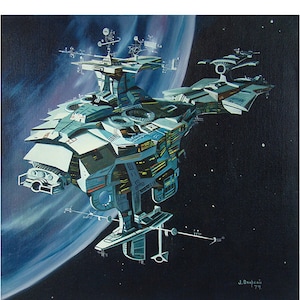 Può includere: Un dipinto dettagliato di una stazione spaziale futuristica con un esterno bianco e grigio, circondata da una nebulosa blu. La stazione ha più livelli e una grande finestra rotonda. Il dipinto è firmato "J. Drapeau 79."