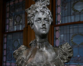 Grote antieke buste, een vrouwenbeeld van speltermetaal, een klassieke figuur, geen beschildering, gebeeldhouwd in brons, marmer of steen, in Franse rococo-kleding.