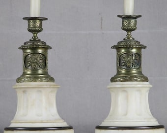 Par de candelabros antiguos, dos grandes portavelas ornamentados de metal bronce alabastro (no mármol) del siglo XIX.
