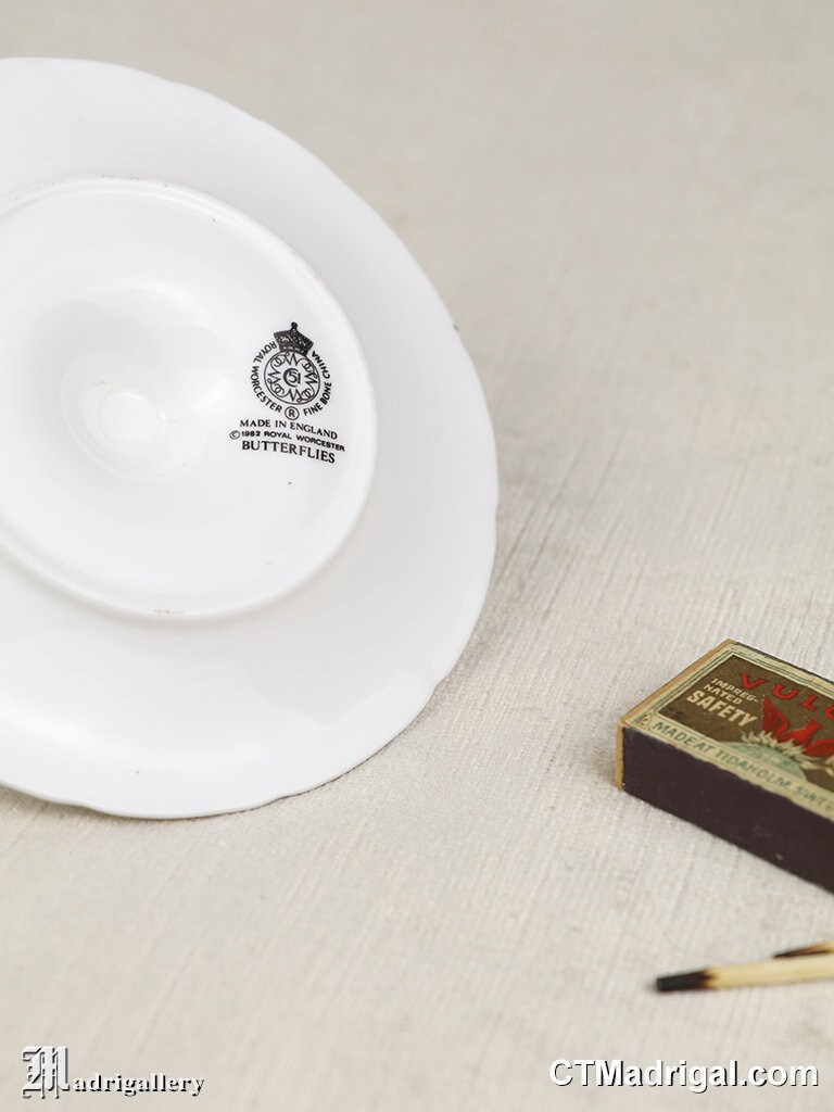 蝶の磁器製チェンバースティック、ロイヤルウースターのキャンドル