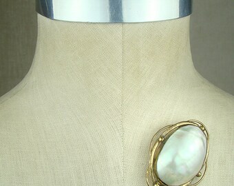 Broche antiguo victoriano de nácar, montura de pinchbeck con volutas y una gran concha de nácar natural, grande y fina.