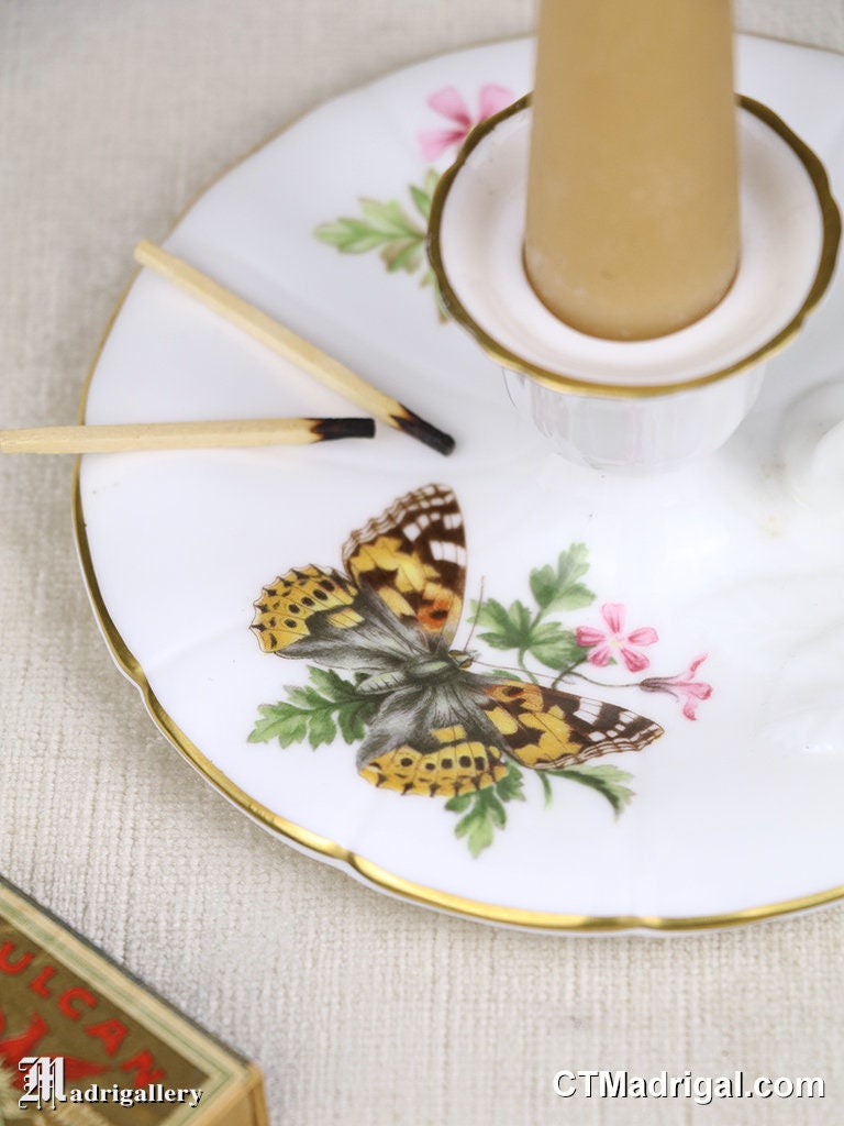 蝶の磁器製チェンバースティック、ロイヤルウースターのキャンドル