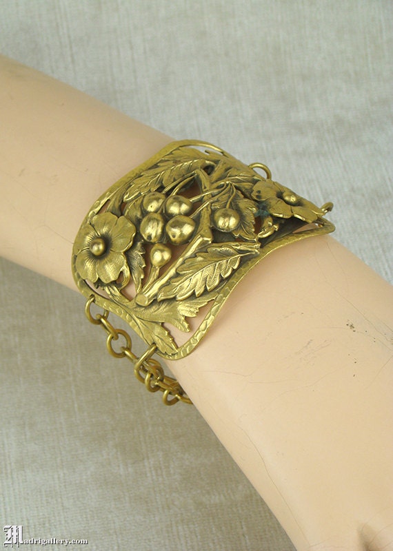 1930s bracelet, gold or gold overlaid, big wide be