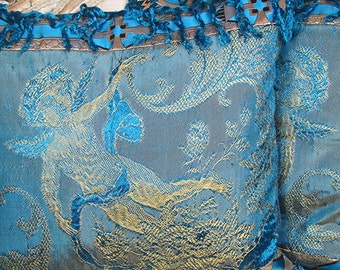 Antieke kussens, een paar in Art Deco-stijl uit de jaren 1920, met engeltjes, cherubijnen, Cupido en andere kinderen, blauw brokaat, gouden Maltezer kruisversiering, blauwe franjes, twee stuks.