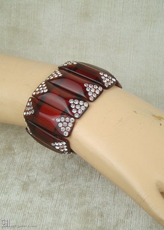 1940s / 50s deep ruby red lucite stretch bracelet 