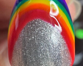 Uñas francesas Pride Rainbow Press-On: Gel almendra con brillo plateado (12 piezas)