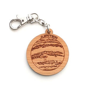 Puede incluir: Llavero de madera con una imagen grabada con láser de Júpiter, el planeta más grande de nuestro sistema solar. El llavero representa la icónica mancha roja del planeta y sus bandas de nubes en espiral. La palabra "JUPITER" está grabada sobre la imagen.