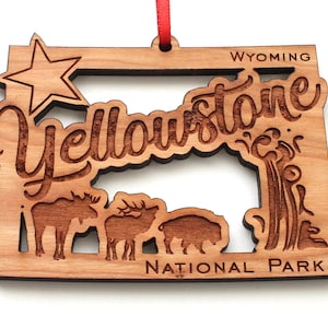 Yellowstone National Park WY Ornament - Wyoming Yellowstone gravierte schwarze Kirschholz Weihnachtsverzierung - Zustands-Ikonen - eingebettete Kiefern