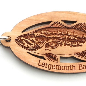Forellenbarsch Schlüsselanhänger - Holz Fischer Geschenk für Barsch Angeln Enthusiast - Fisch Schlüsselbund. Kundenspezifische Gravur verfügbar