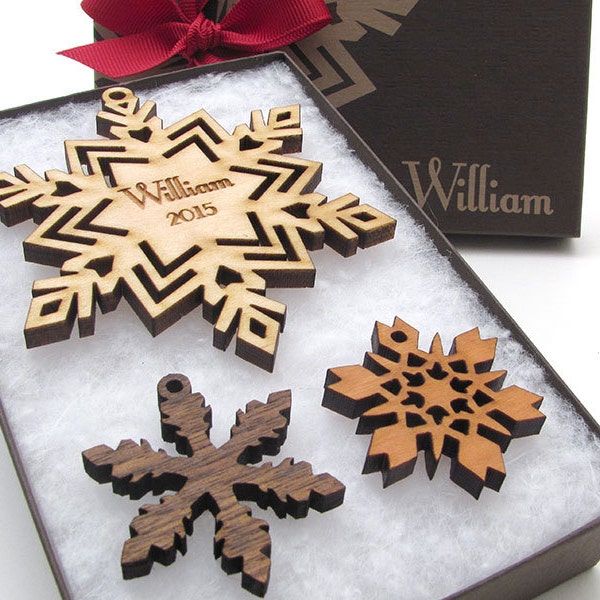 Aangepaste sneeuwvlok kerstornament geschenkdoos van genestelde dennen - houten ornament