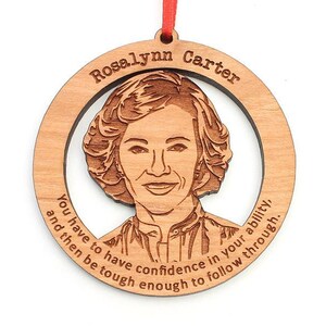 Ornamento di Rosalynn Carter - Ornamento in legno della First Lady Rosalynn Carter con volti famosi