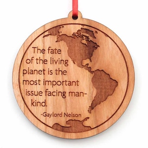 Ornament zum 50-jährigen Jubiläum des Earth Day - Graviert Gaylor Nelson Naturschutz-Zitat Westliche Hemisphäre Globale Karte - Wissenschaftssammlung