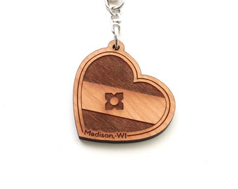 Portachiavi a forma di cuore con bandiera della città di Madison Wisconsin - Madison, WI inciso - Legno di ciliegio nero - Collezione City - Originale di pini annidati