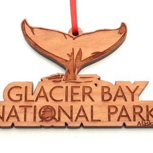 Ornement découpé du parc national de Glacier Bay AK - Ornement de Noël en bois de cerisier noir gravé en queue de baleine d&#39;Alaska - Icône d&#39;État