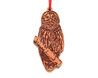 Adorno de vista frontal de búho barrado - Adorno navideño de búho de madera tallada realista - Madera de cerezo negro - Colección de pájaros