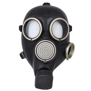 Könnte beinhalten: Eine schwarze Gasmaske mit zwei kreisförmigen Augenlinsen und einem kreisförmigen Filter. Die Linsen sind von einer goldfarbenen Umrandung umgeben. Die Maske hat ein gummiertes Aussehen und einen Atemschlauchanschluss.