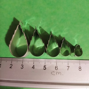 Set of 5 rose leaf cutters, different sizes from 1 to 3 cm. Ideal for use with any modeling clay.