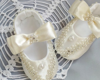 Botines de bautizo con perlas y diamantes de imitación: zapatos de bebé de satén color marfil