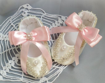 Pearl and rhinestone baby shoes for baby girl gift, holiday baby booties, crib shoes, 1er birthday party, Cute wedding socks, newborn shoes