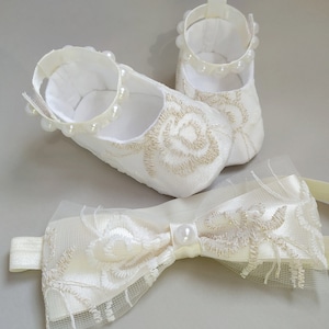 Set of Ivory flower baby shoes with with pearls and big bow headband/ Gift of satin christening shoes/ Baptism shoes/ Dressy crib shoes