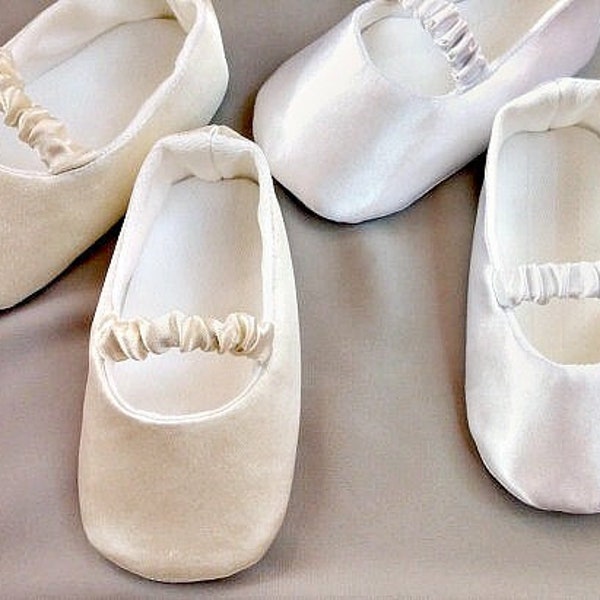 Chaussons de bébé blancs ou ivoire, chaussures de baptême, ballerines ivoire ou blanches, chaussures en satin, chaussures de baptême, tenue de mariage pour bébé