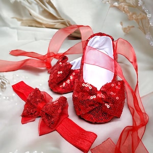 Perfekt set med röda glitterskor och rosett för små prinsessor, födelsedagsfesttofflor för flickor, julballerinor för barn
