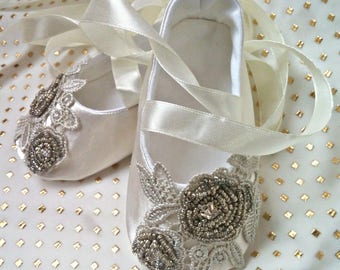 Rhinestone Ivory christening shoes Baptism Baby Lace Hand Beaded Crib Flower Girl ballerina slippers Cute wedding newborn shoes,ballet flats