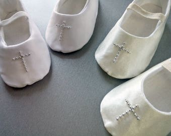 Cross White or ivory christening shoes / Newborn shoes Baby girl slippers Baptism shoes Dressy ballet flats White or ivory satin baby shoes