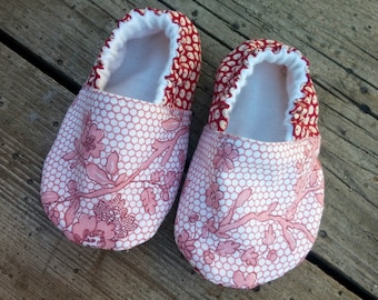 Pink floral Crib Shoes, Organic Baby Shoes, Baby Moccs, Soft Sole Shoes, Baby Slippers, Baby Gift, Fabric Baby Booties , Infant Girl Shoes