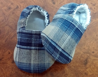 Garçon bleu à carreaux 100 % coton souliers / garçon chaussons, bébé Moccs, chaussures à semelle souple, bébé chaussons bébé cadeau chaussons bébé garçon chaussures en tissu