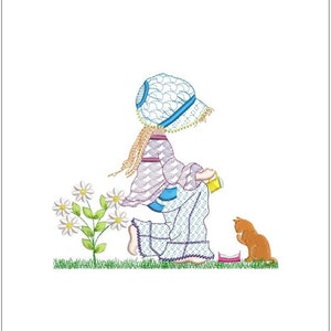 Puede incluir: Un diseño bordado de una niña con un sombrero y un vestido azul y blanco, sosteniendo una regadera amarilla. Está de pie en un área de hierba verde con margaritas blancas y un gato marrón sentado junto a un plato rosa.