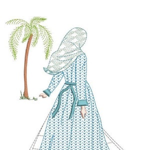 Puede incluir: Una mujer con un vestido azul y blanco estampado y un pañuelo blanco camina junto a una palmera verde.