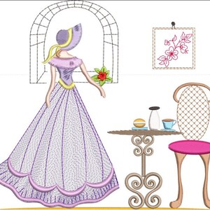 Puede incluir: Un diseño bordado de una mujer con un vestido morado y un sombrero amarillo, de pie cerca de una mesa con una silla y una pequeña imagen con flores rosas.