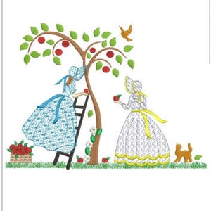 Puede incluir: Dos chicas con vestidos vintage recogen manzanas de un árbol. Una chica está en una escalera, mientras que la otra sostiene una manzana en su mano. Un pequeño gato está sentado en el suelo cerca del árbol.
