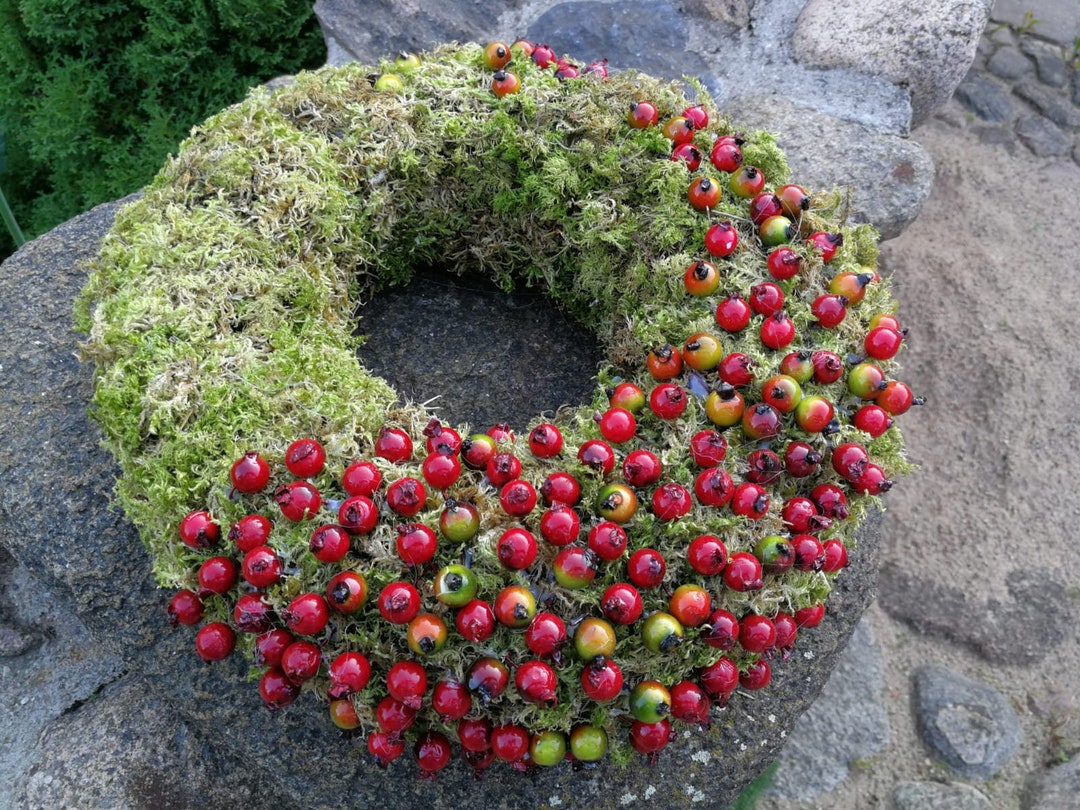 Real Green Moss Wreath With Red Accent Green Moss Door Etsy