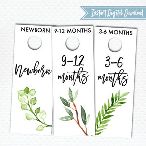 Może przedstawiać: Trzy białe metki z rozmiarami odzieży z napisami "Newborn", "9-12 Months" i "3-6 Months" w czarnym skrypcie. Każda metka posiada akwarelowy wzór botaniczny i okrągły otwór do zawieszenia. Obecny jest również tekst "Instant Digital Download".