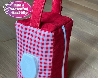 Pochette cacahuète vichy rouge - Sac pour bébés et tout-petits avec poignée, trou pour le linge et porte-clés