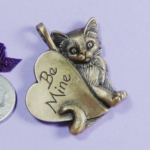 Personalisierte Katze w Herz Statement Anhänger, Katzenliebhaber Geschenk für Sie, Cat of Mine Bronze Katze mit Herz Anhänger, Fob für Schlüsselanhänger, Geschenk für Ihn
